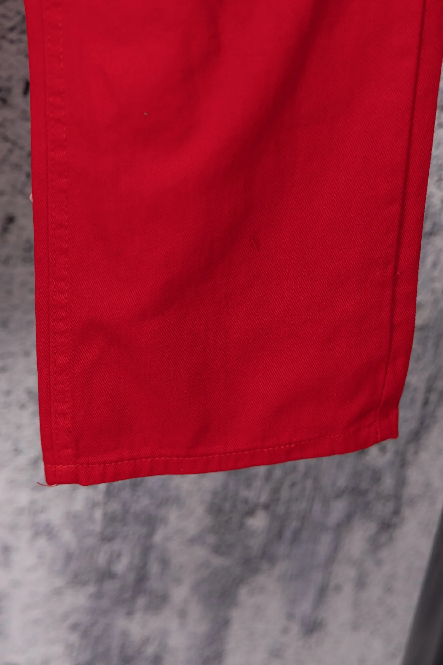 P250 CH Chromehearts Paris-limited red cross-patched leather red jeans, priced at 34W, patched with cross-patterns, washed jeans! ! An absolutely high-end luxury product, a 1.9W-level god-level single product, a super popular product, made by top heavy industry, a magic weapon that cannot be missed! [About Zangyin] This is an extremely luxurious fashion brand that can also be called the aristocracy of the high street. It has always been an exclusive brand for some hipsters or rich second generations. Compared with ordinary high streets, it is more luxurious and noble. Compared with luxury brands, it is more fashionable and individual. It has always been a brand that I have a special liking for. [Top heavy industry fashion design] Consistently high-street luxury style. Speaking of this style, the Zangyin family and GU family are definitely the leading representative brands. Especially the Zangyin family has really achieved a state-of-the-art effect in creating high-street style. The unique washed material is used to create this style. The color system is already quite eye-catching. After it is decorated with patchwork cross flowers, it cleverly highlights the charm of the brand. Secondly, this style uses classic The high-waist cutting design highlights the long legs and fashionable temperament of the upper body. The brand is highly recognizable and the slim fit configuration is more suitable for daily wear. It is a product that interprets personality, fashion, and specifications at a glance. This single product is enough to make any fan excited. It can be a white T-shirt for a youthful college style, or a tight suspender for a royal style. It has strong matching ability and can be easily controlled by men.  [Materials and craftsmanship] Needless to say, this point goes without saying. As an excellent craftsman brand, Zangyin’s requirements for details and craftsmanship are really perfect. The washed color of this model has gone through so many processes, not to mention the embellishment of denim appliques. It is also purely hand-made and sewn. Just like what they believe in, only hand-made things have soul and have the meaning of wear. A top-notch heavy-duty fashionable denim item, I look forward to your perfect interpretation! !  Color: red Size: 28-34
